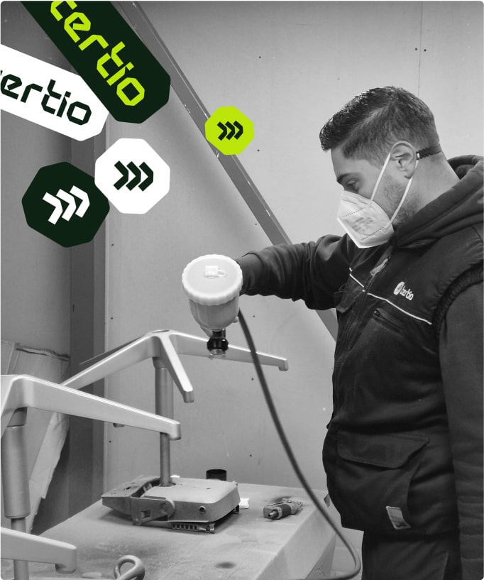 Peinture des pieds d'un fauteuil de bureau par Tertio